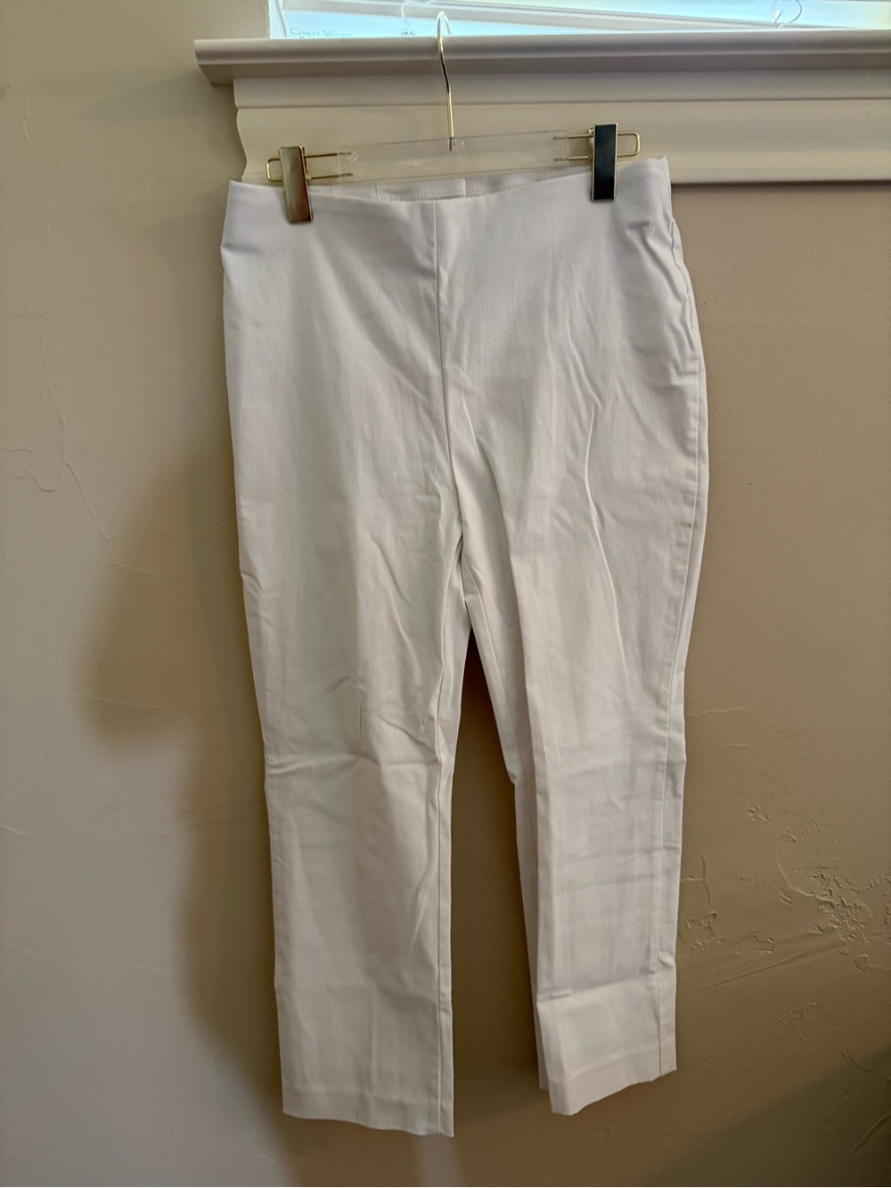 So Slimming By Chico’s White Cropped Pull On Pants (1 Short)